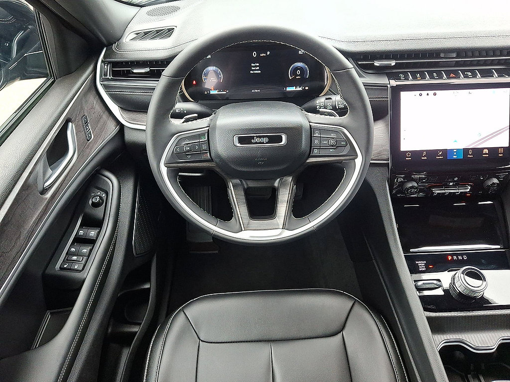 Used 2025 Jeep Grand Cherokee Limited w/ Black Appearance Package AWD/4WD image 27