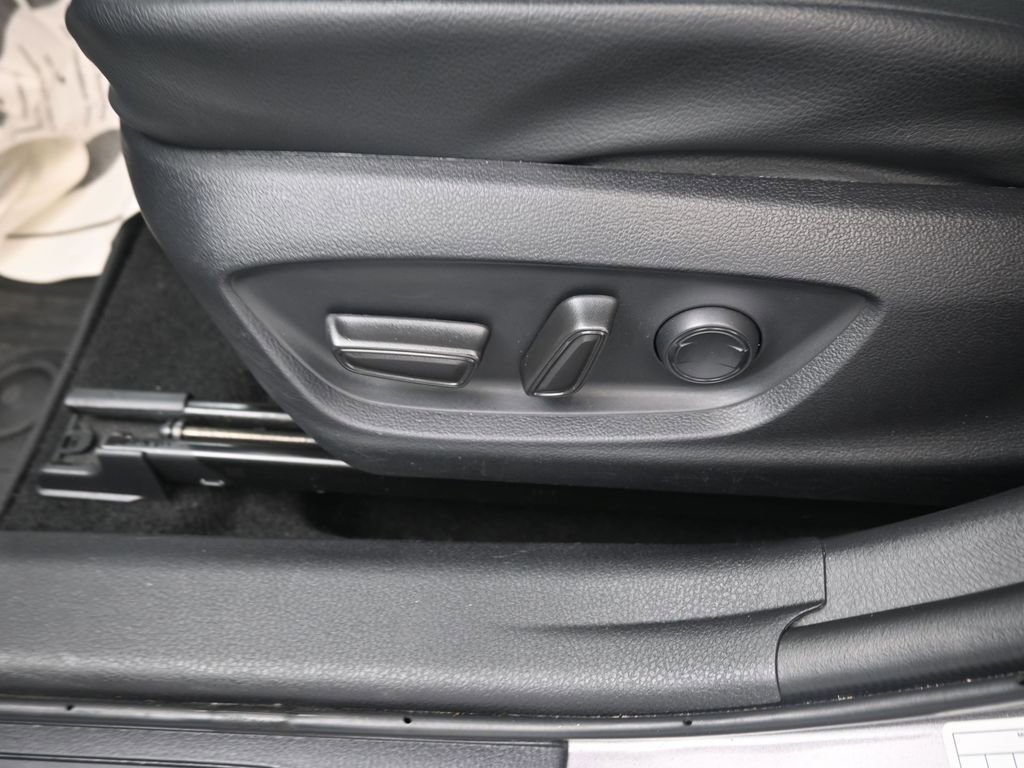 Used 2024 Toyota Camry SE image 14