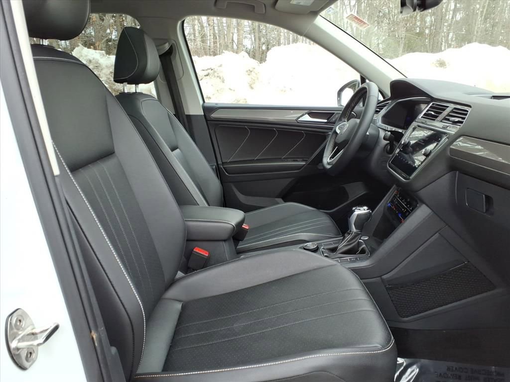 Used 2022 Volkswagen Tiguan SE w/ Panoramic Sunroof Package image 5