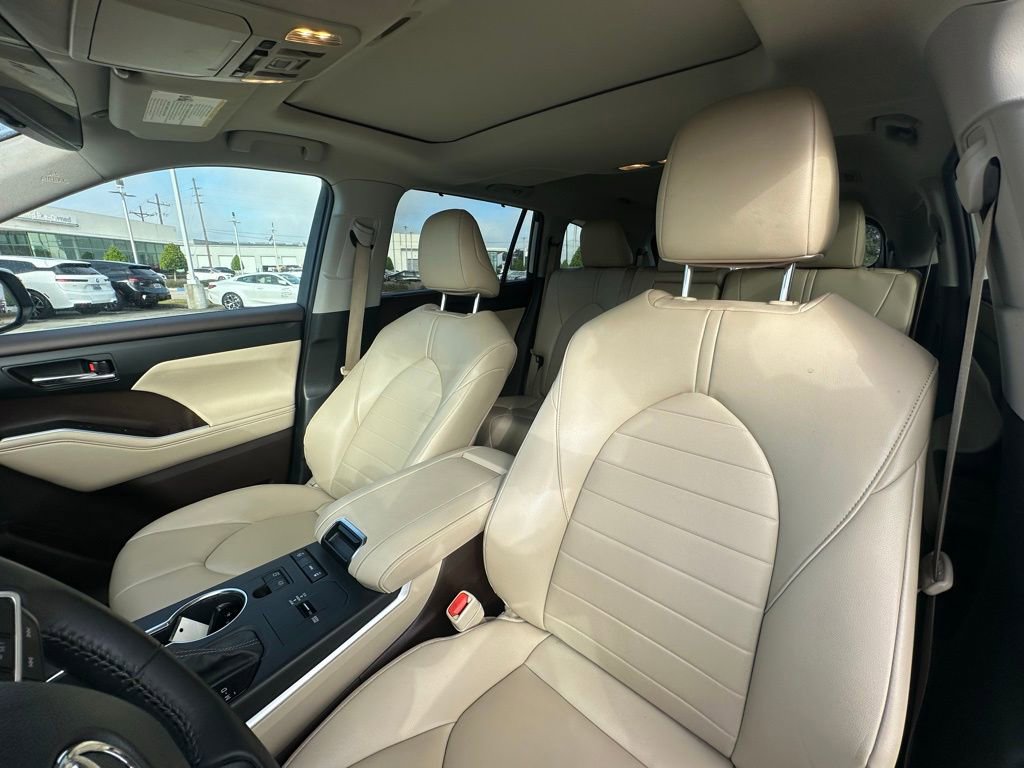 Used 2022 Toyota Highlander XLE image 11