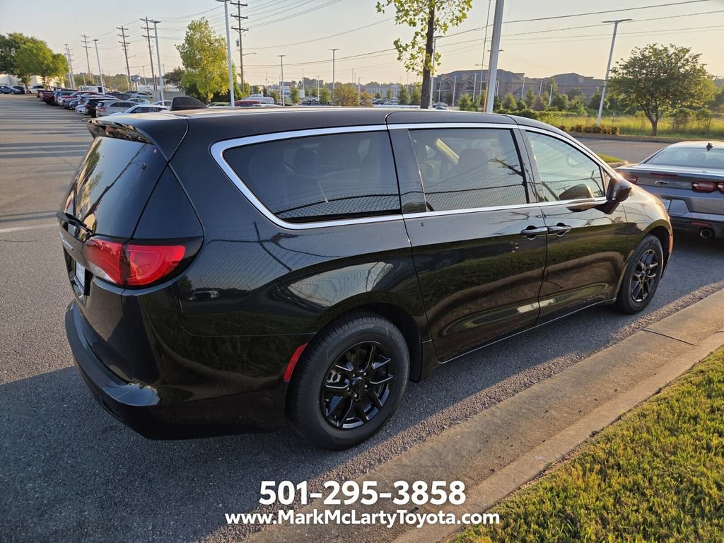 Used 2022 Chrysler Voyager LX FWD image 3
