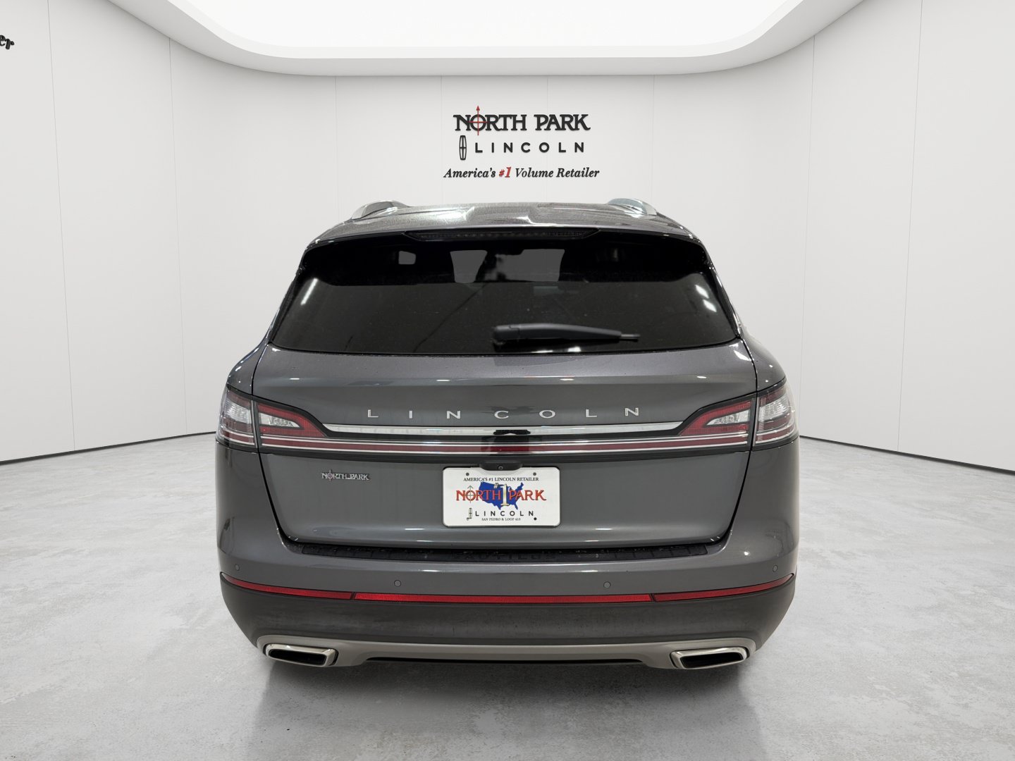 Used 2023 Lincoln Nautilus FWD w/ Premium Package image 4