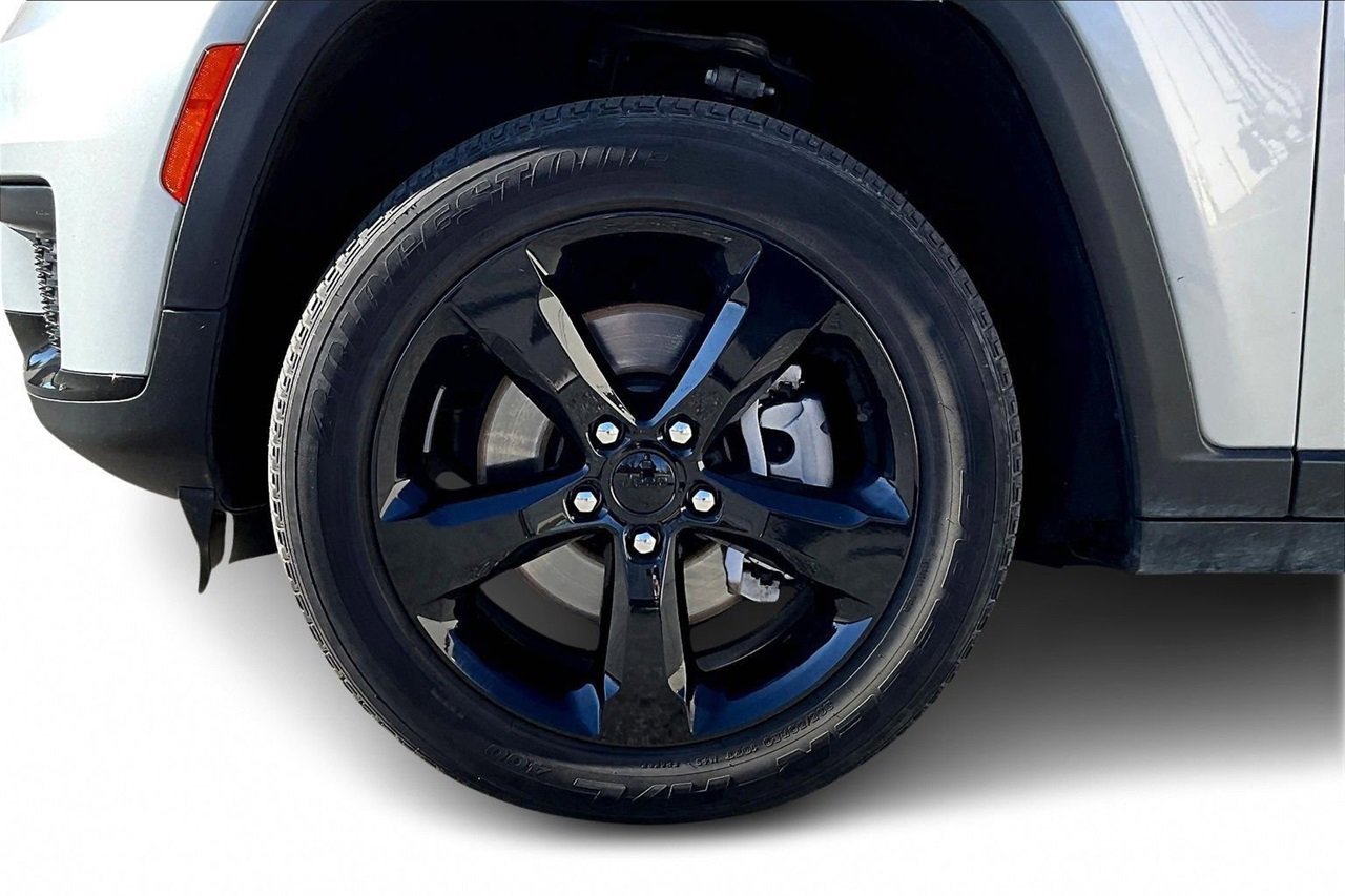 Used 2023 Jeep Grand Cherokee L Laredo image 31