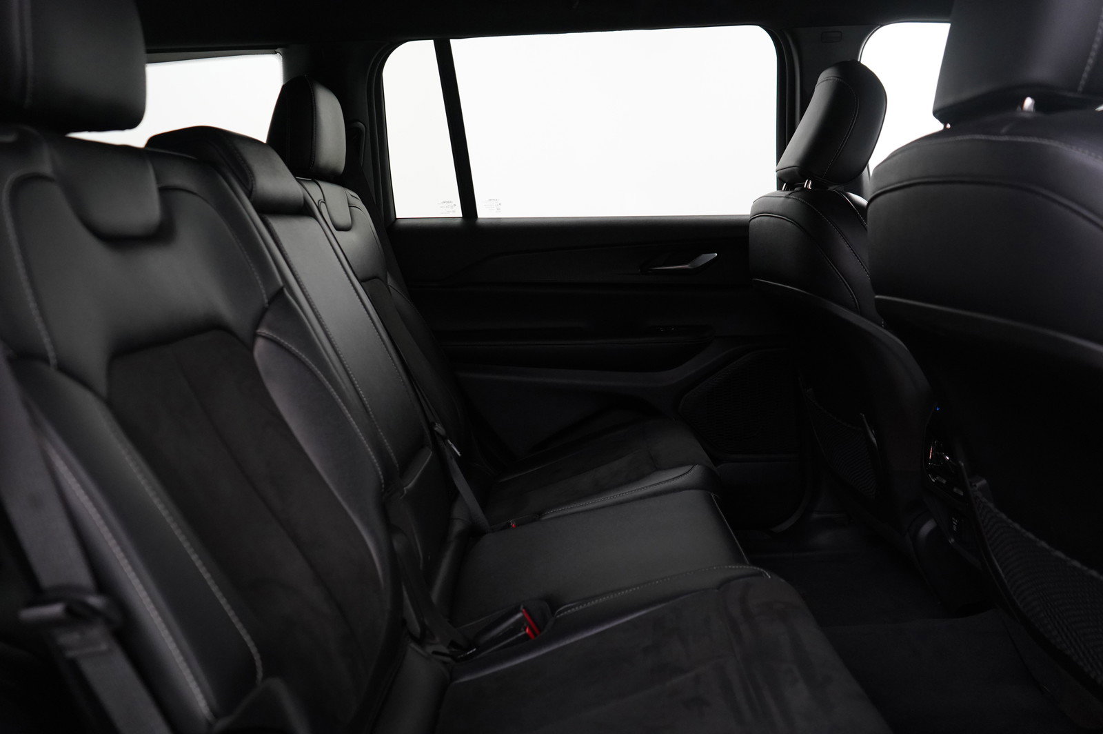 Used 2023 Jeep Grand Cherokee L Laredo image 14