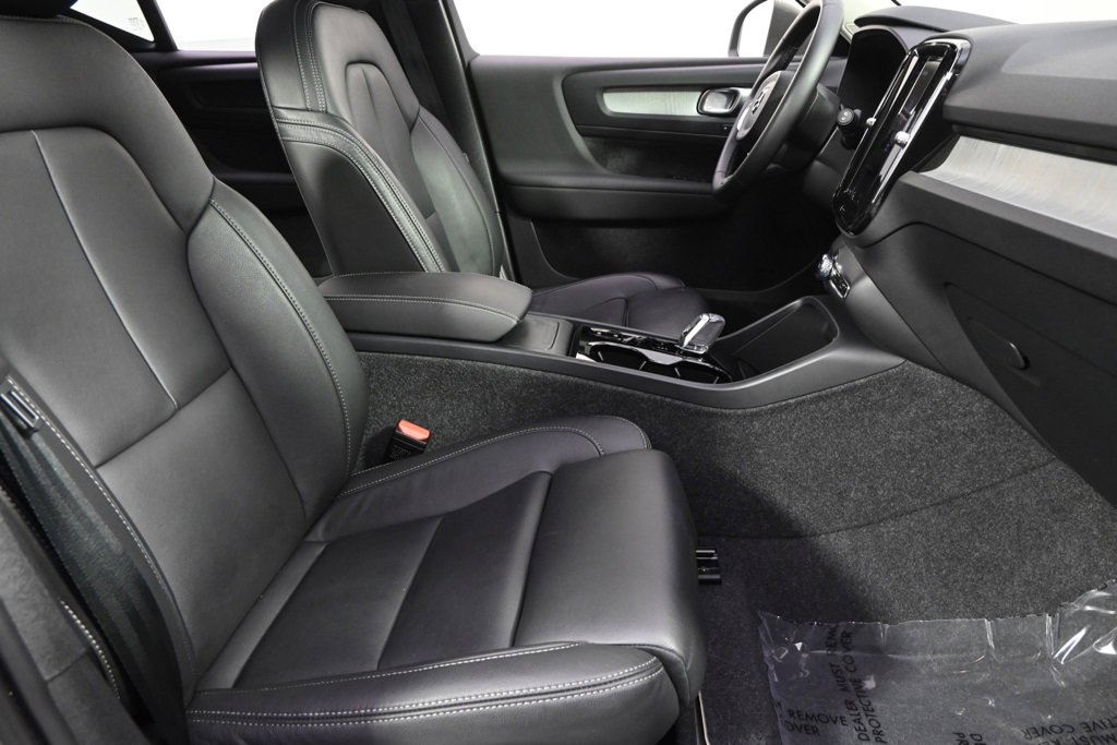 Used 2025 Volvo XC40 B5 Plus image 16