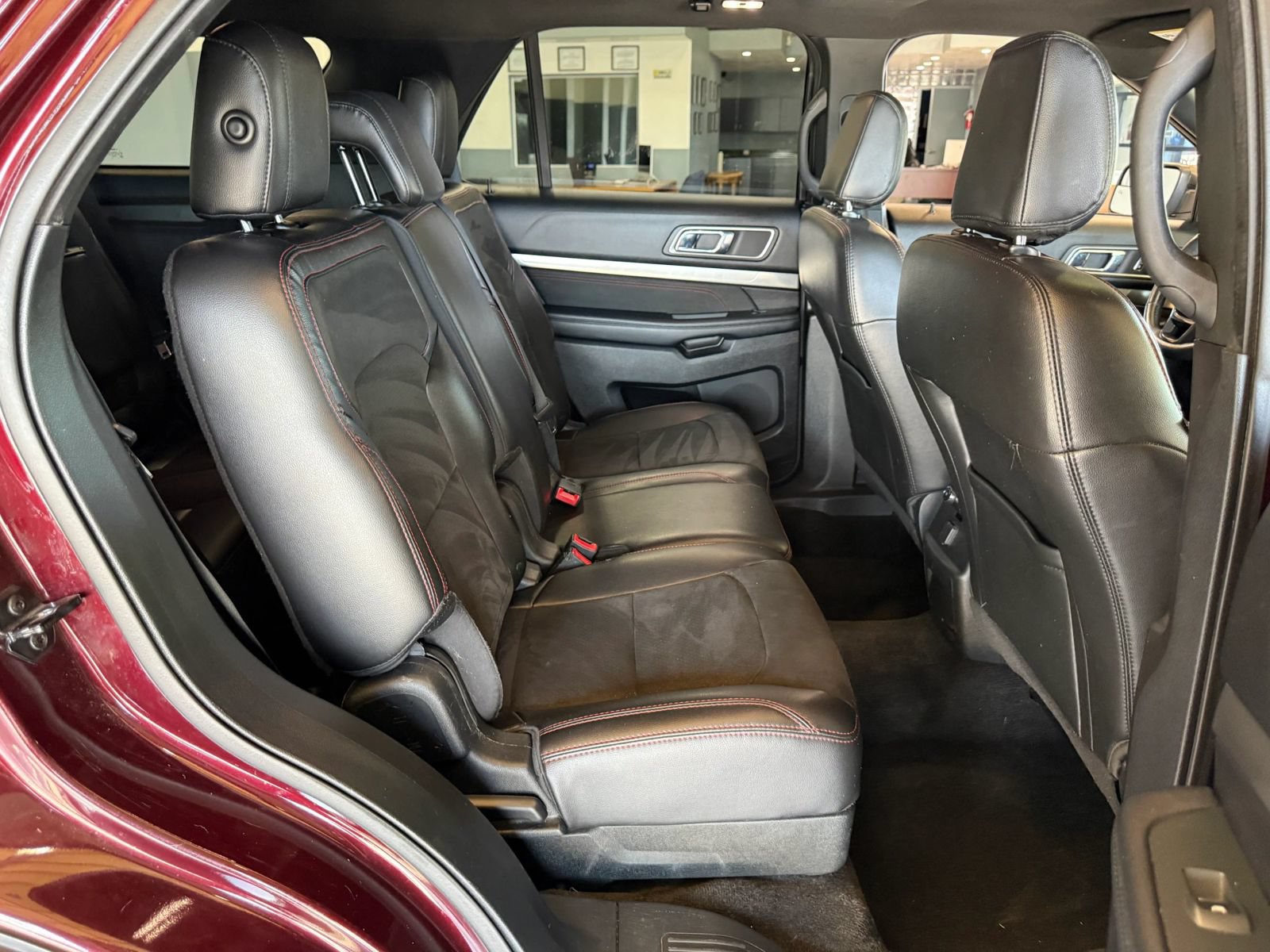 Used 2018 Ford Explorer XLT w/ Equipment Group 202A FWD image 13