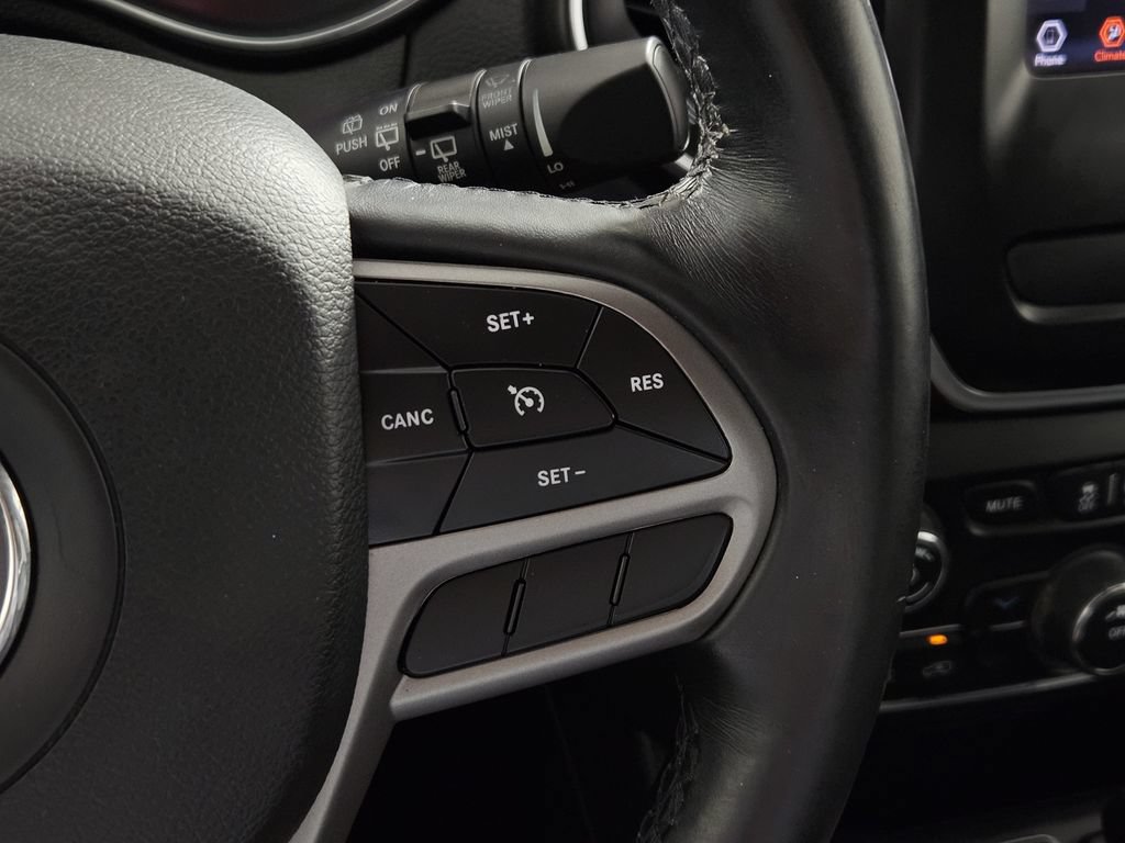 Used 2019 Jeep Cherokee Latitude Plus FWD image 19