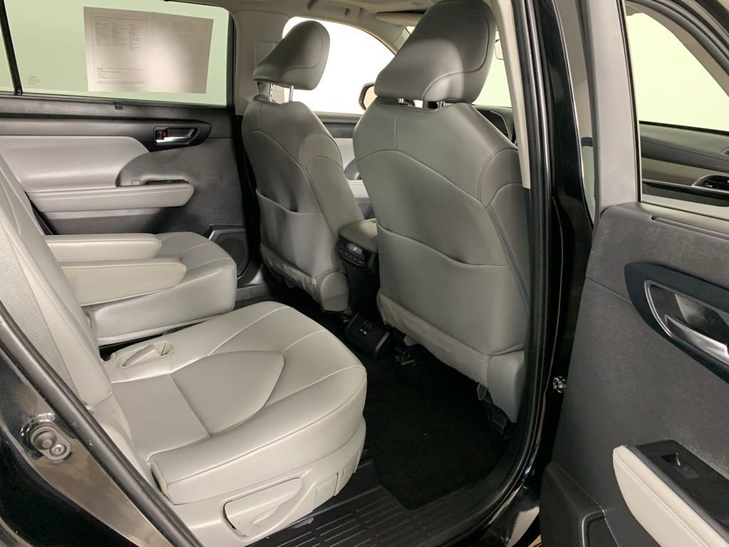 Used 2023 Toyota Highlander XLE image 41