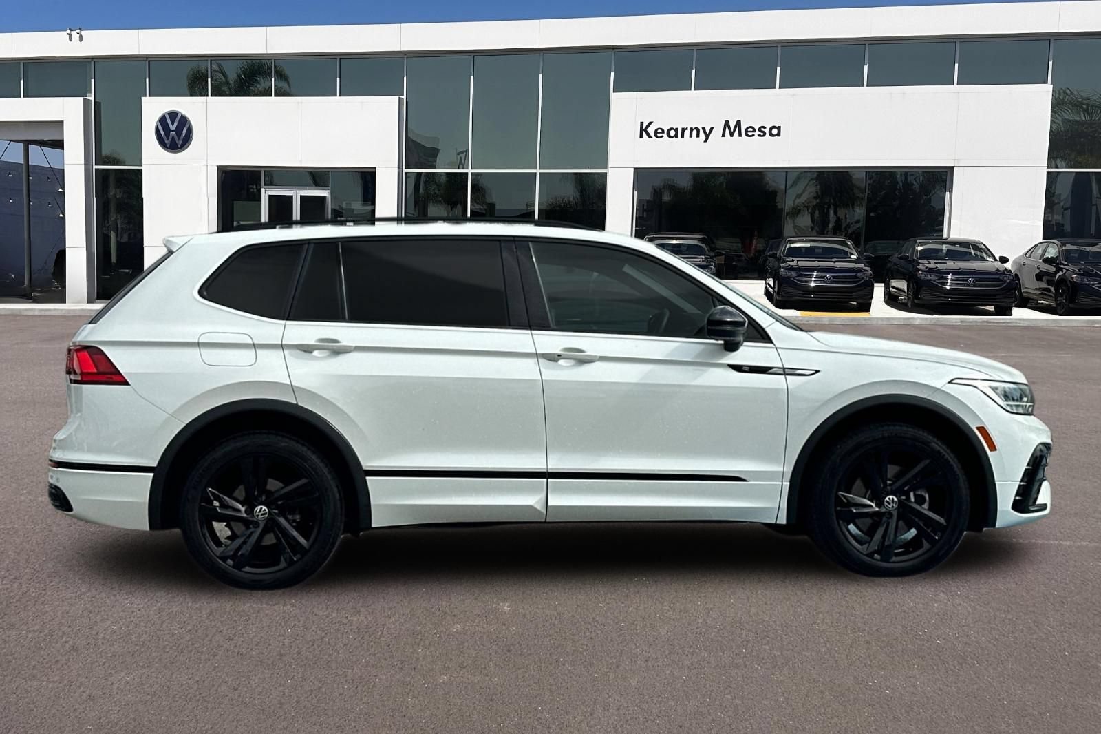 Used 2023 Volkswagen Tiguan SE R-Line FWD image 3