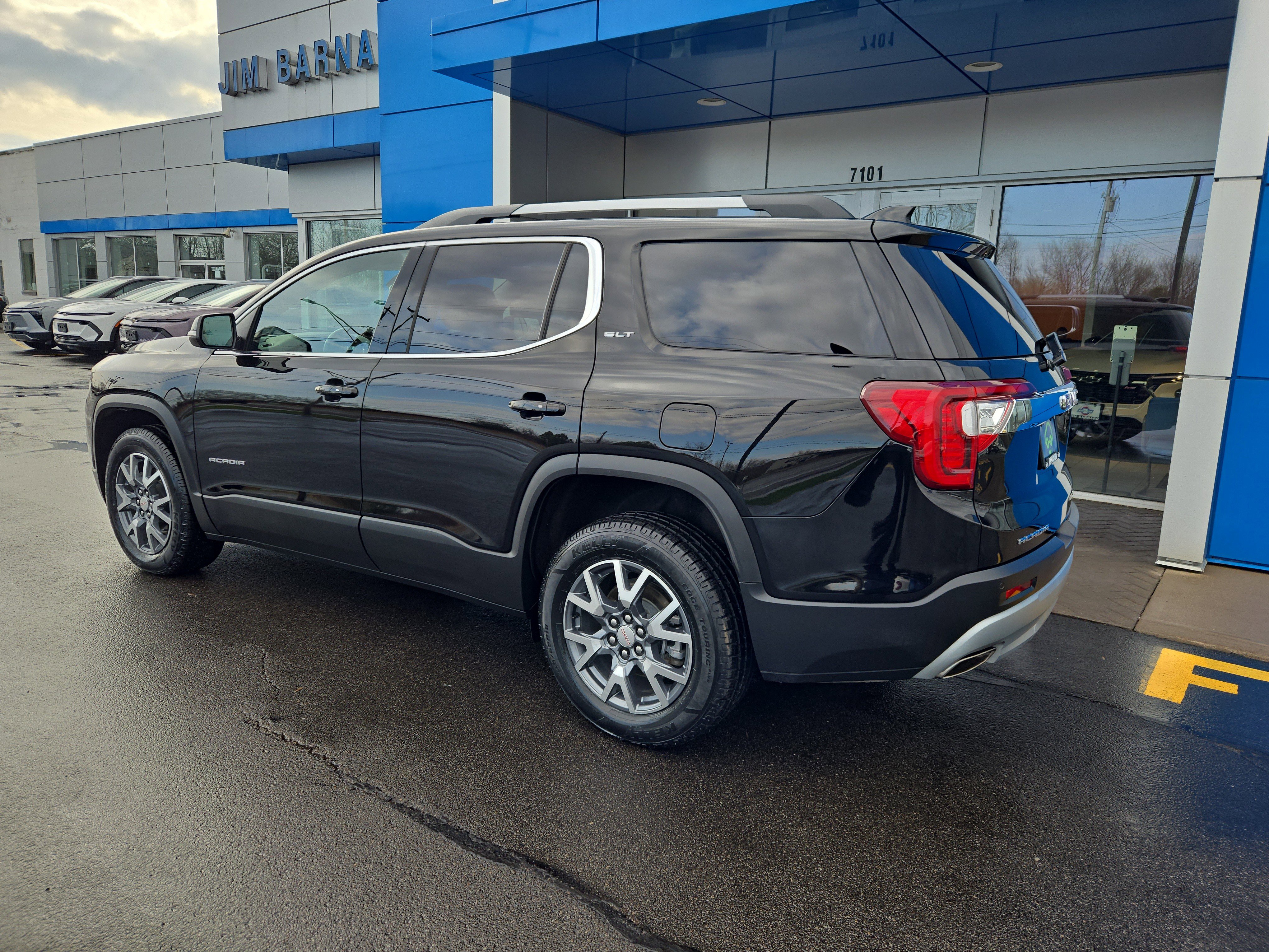 Used 2023 GMC Acadia SLT w/ Preferred Package image 8