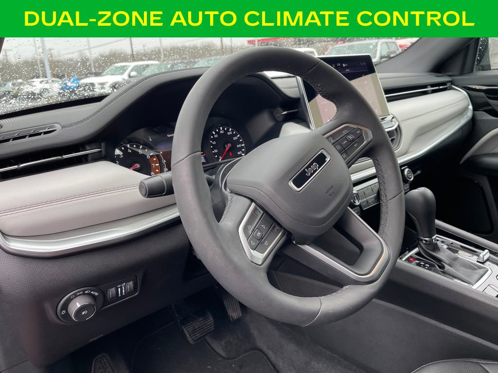 Used 2025 Jeep Compass Limited image 17