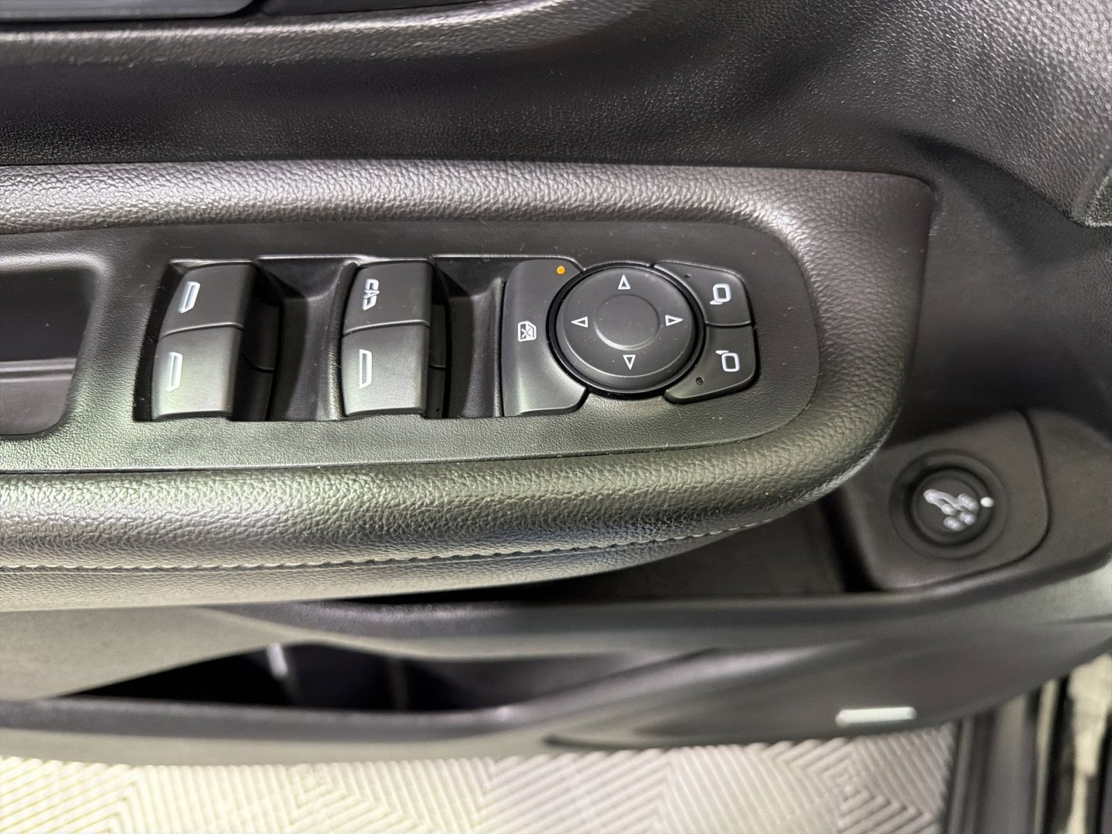 Used 2018 GMC Terrain Denali w/ Advanced Safety Package AWD/4WD image 32