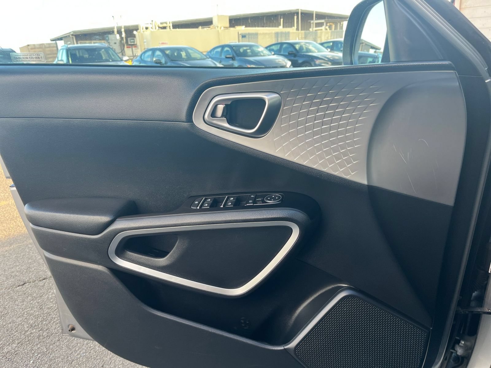 Used 2025 Kia Soul LX w/ LX Technology Package FWD image 18