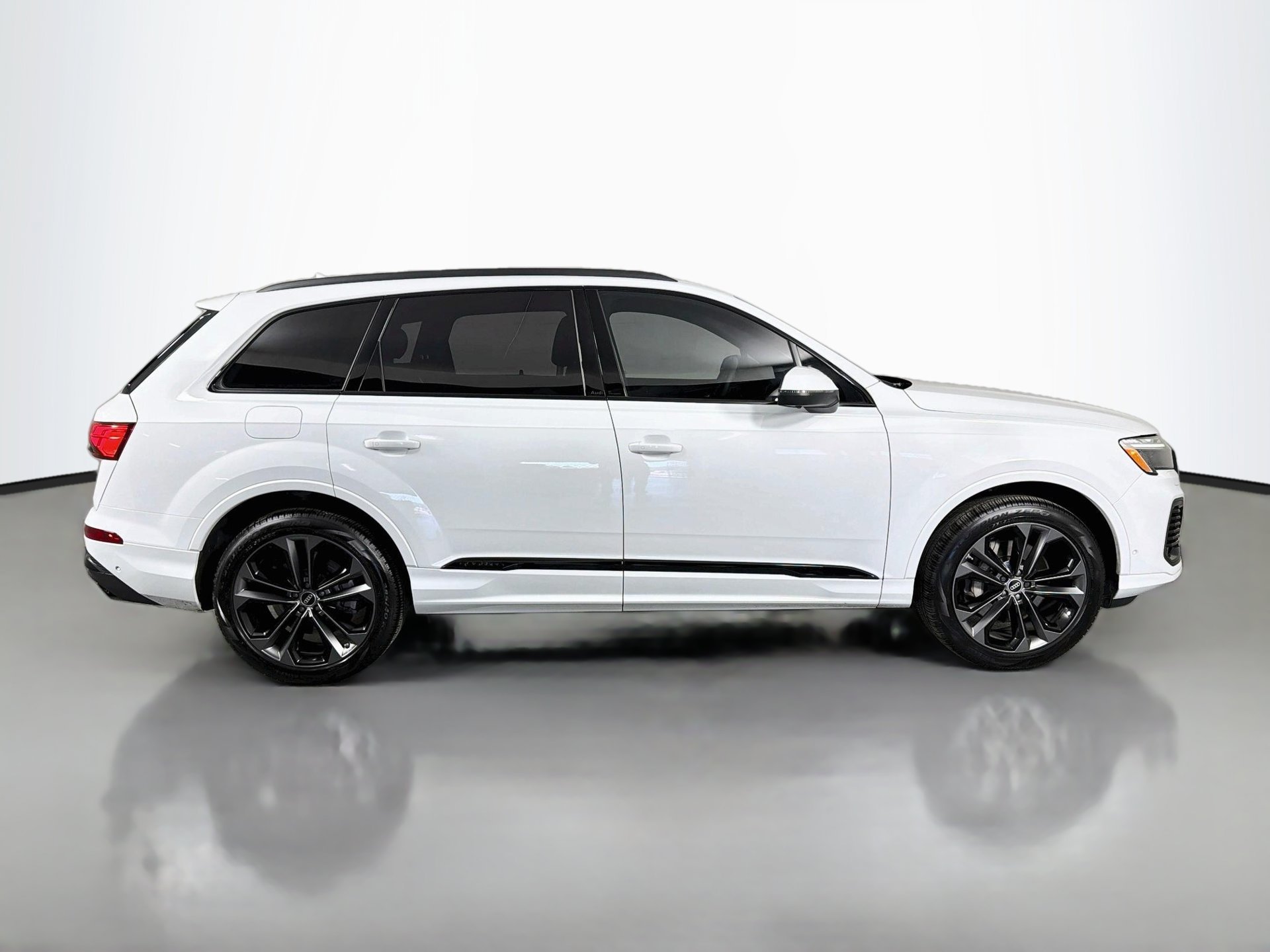 Used 2025 Audi Q7 3.0T Premium Plus w/ Premium Plus Package AWD/4WD image 4