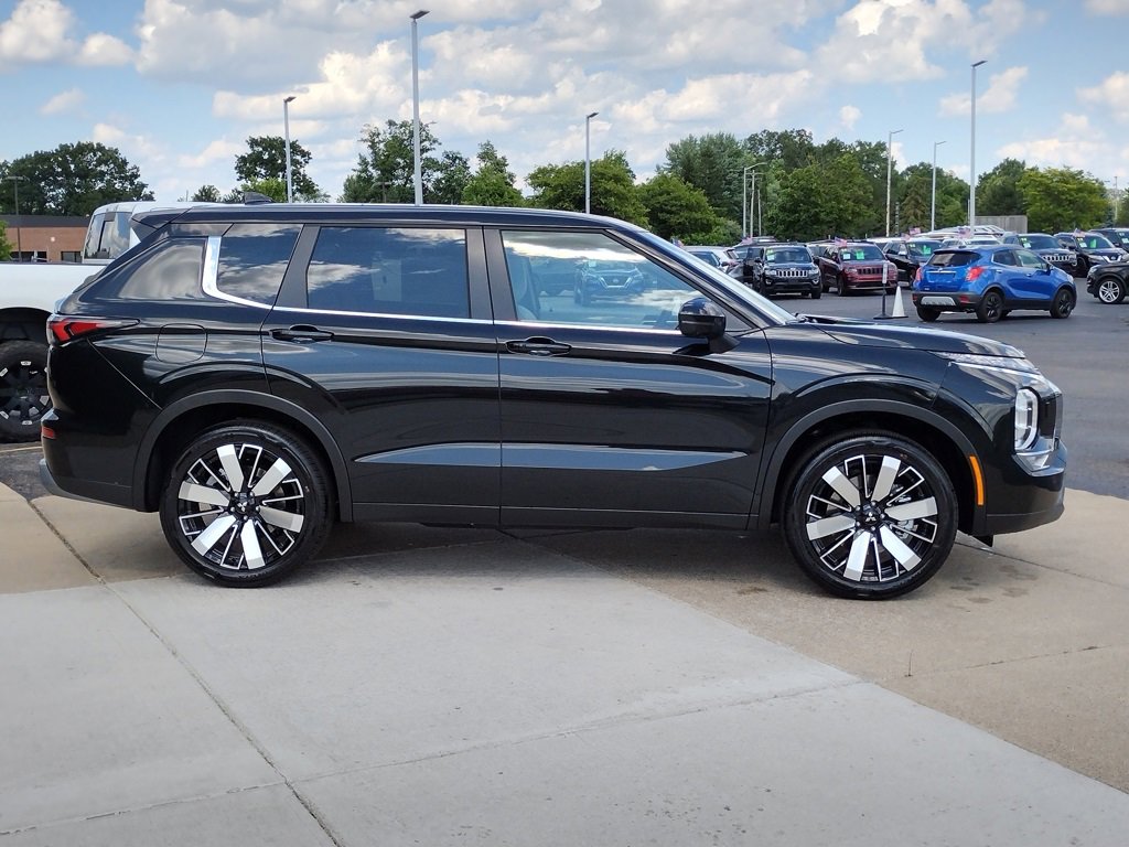 New 2025 Mitsubishi Outlander SE image 4