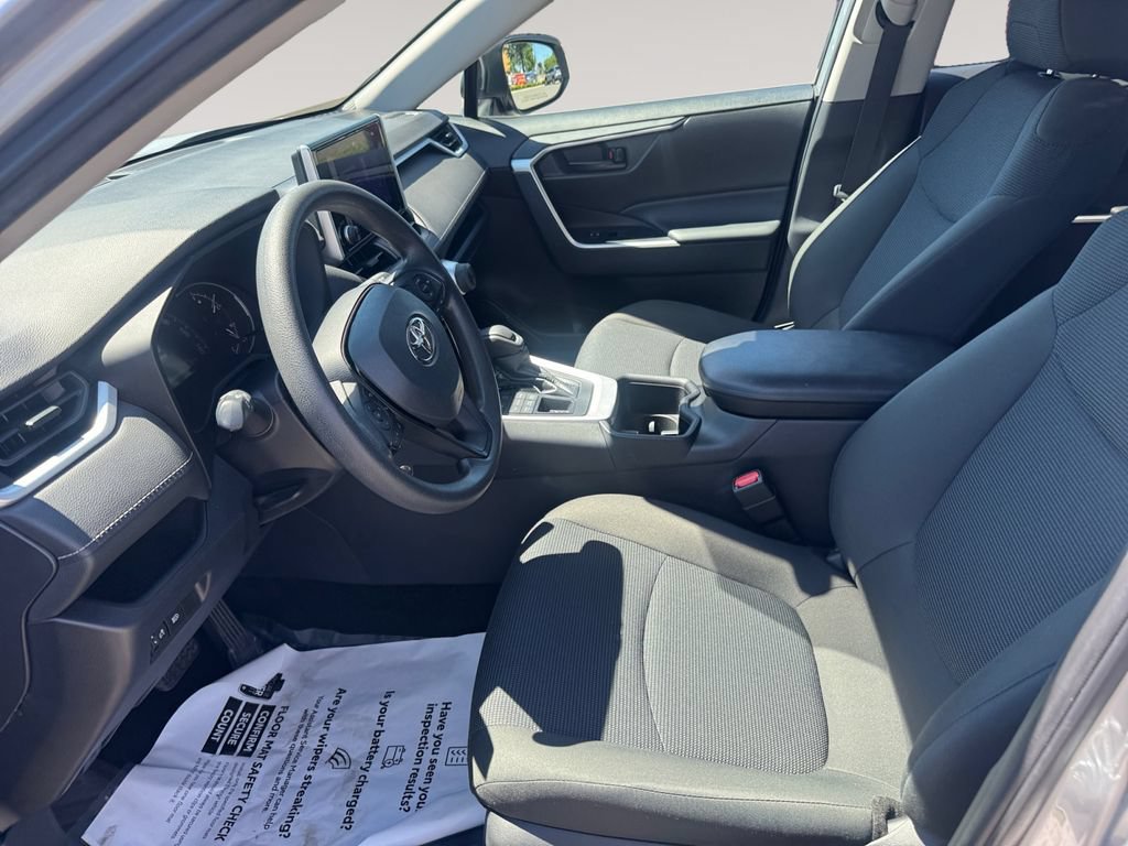 Used 2023 Toyota RAV4 LE AWD/4WD image 9