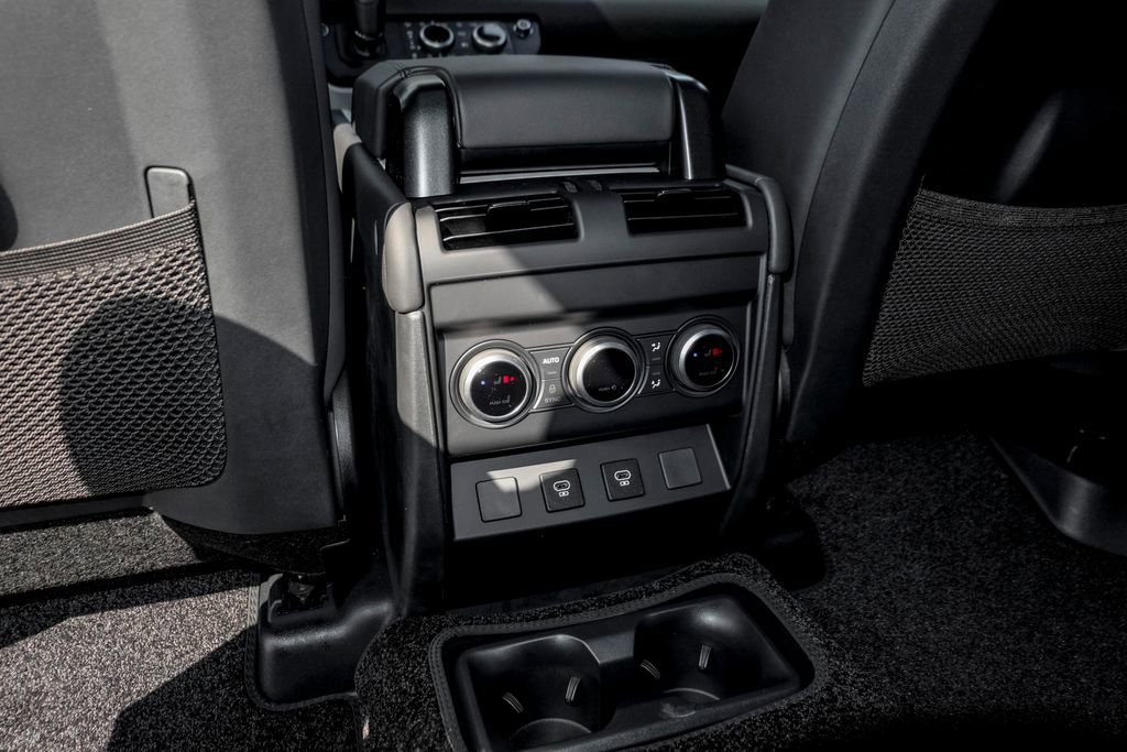 Used 2025 Land Rover Defender 130 X-Dynamic SE image 17