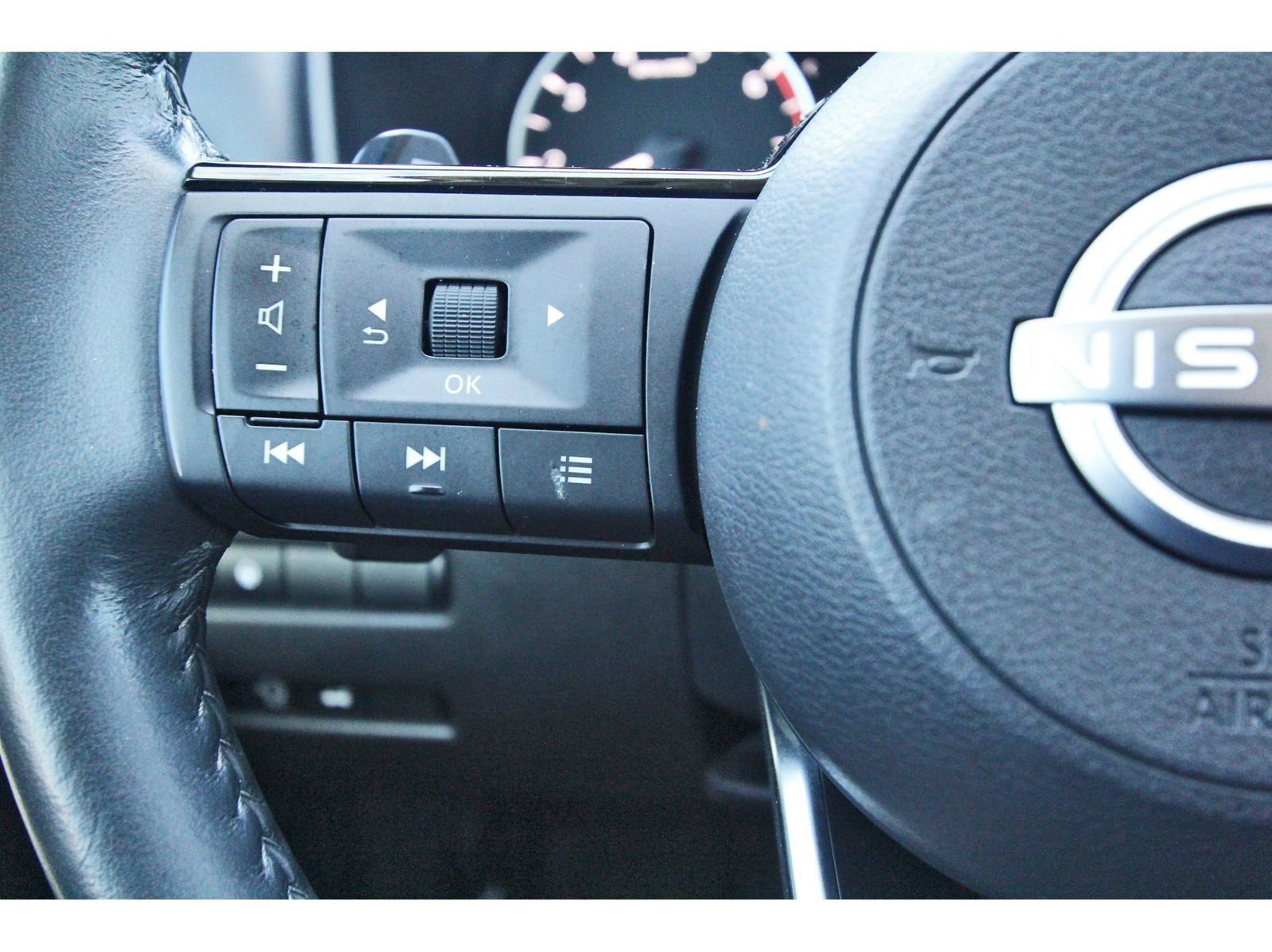 Used 2023 Nissan Rogue SL w/ SL Premium Package image 18