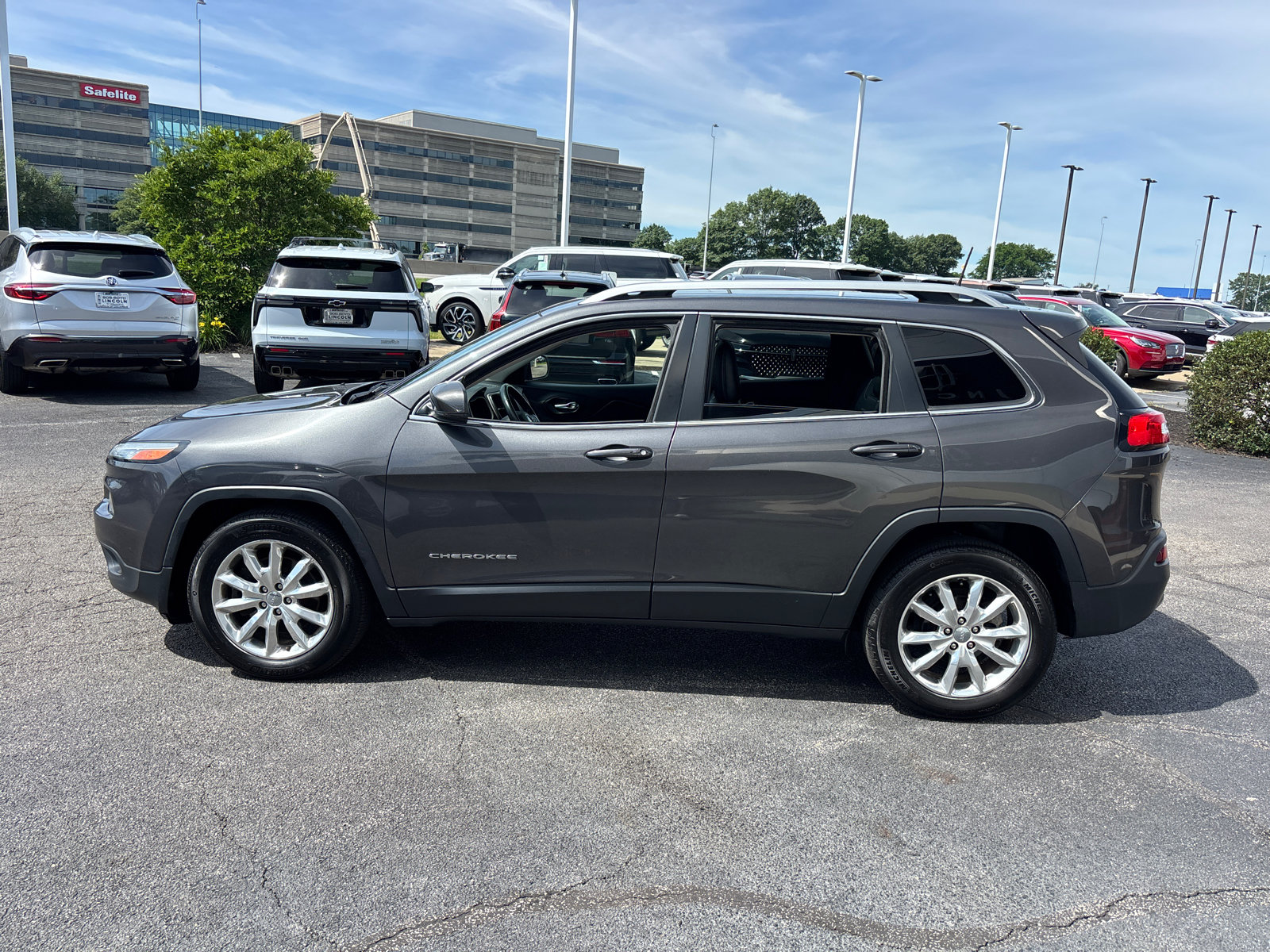 Used 2016 Jeep Cherokee Limited FWD image 4