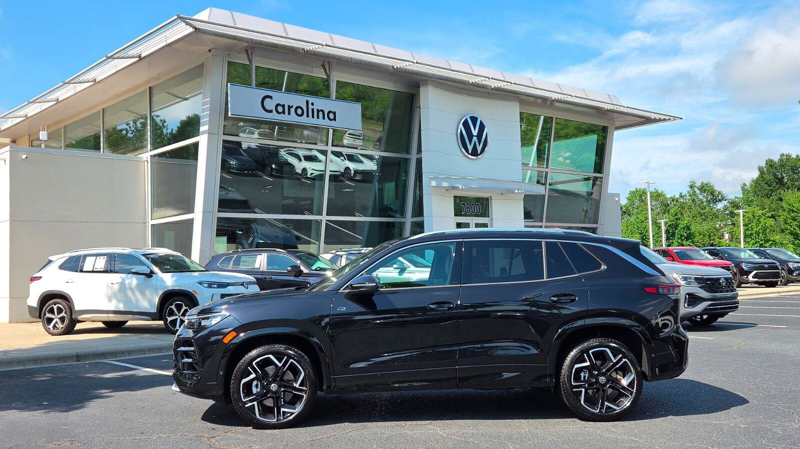 New 2026 Volkswagen Tiguan SEL R-Line AWD/4WD image 2
