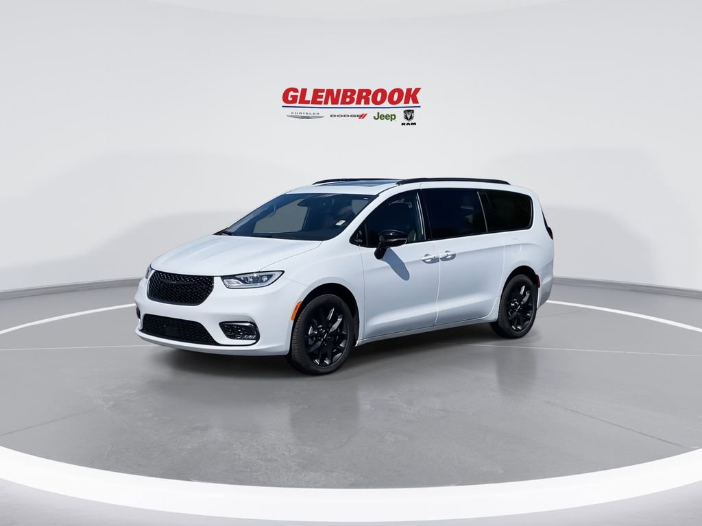 Used 2024 Chrysler Pacifica Limited w/ S Appearance Package image 5