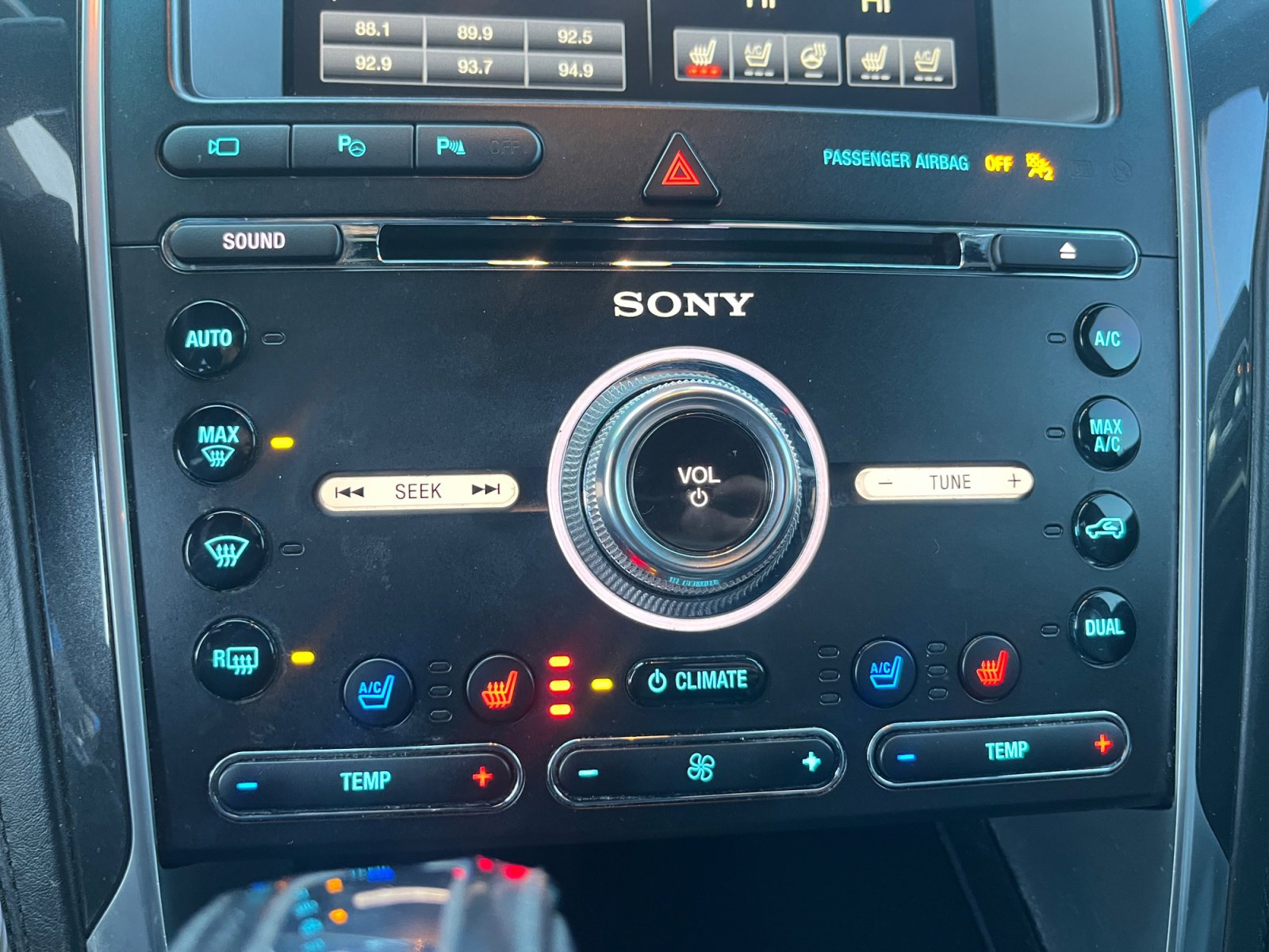 Used 2016 Ford Explorer Platinum image 30