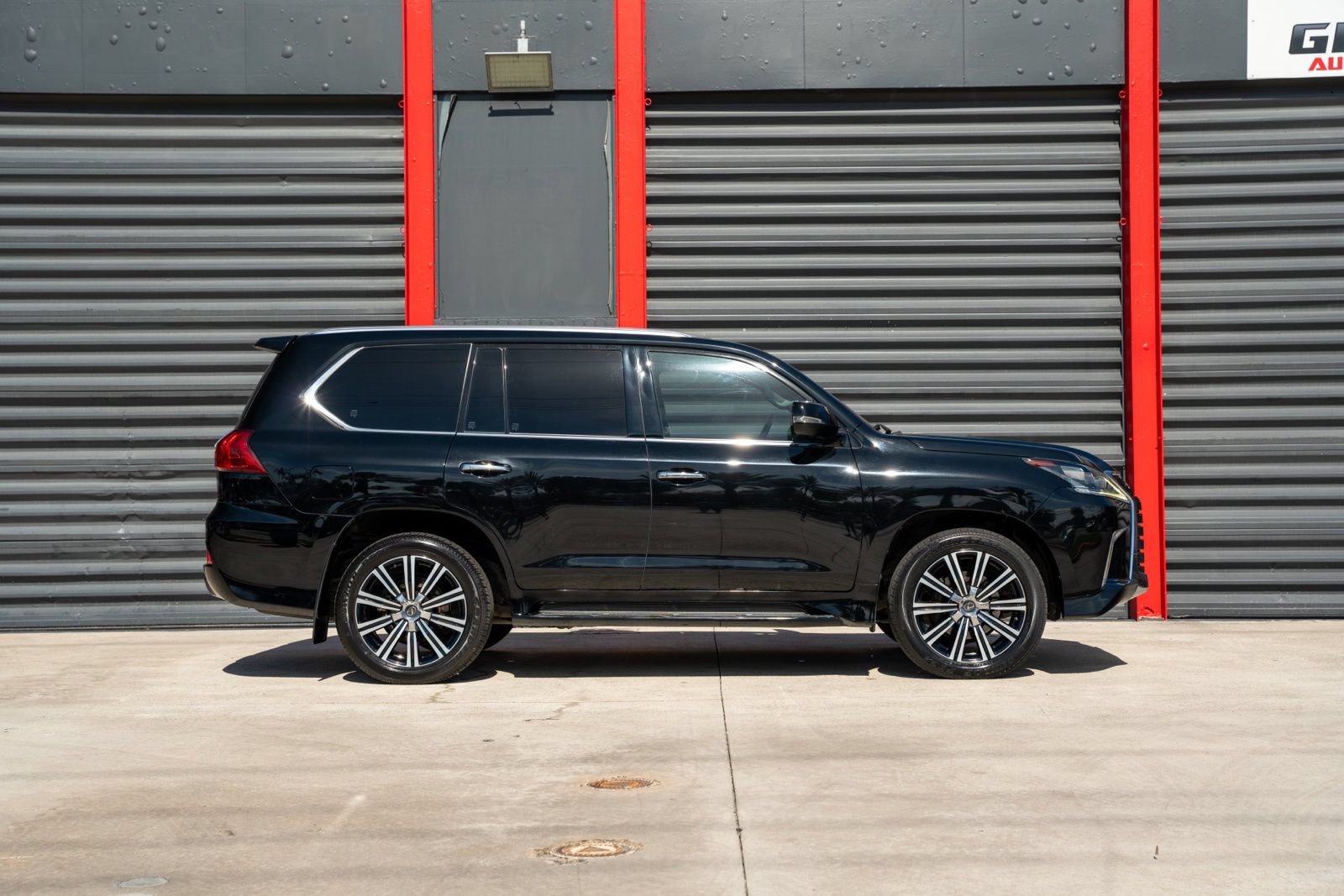 Used 2019 Lexus LX 570 4WD w/ Luxury Package image 4