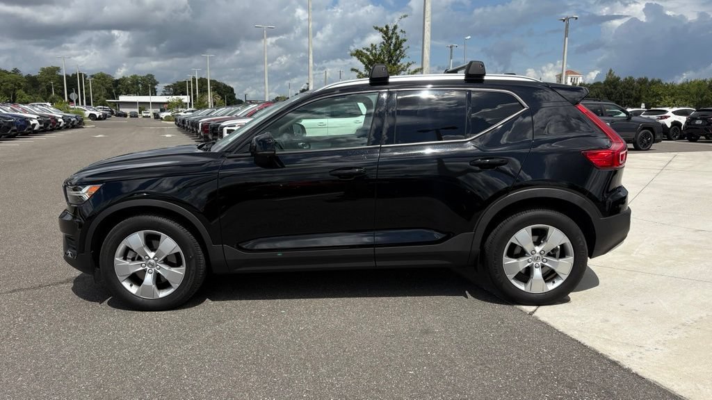 Used 2022 Volvo XC40 T4 Momentum FWD image 8