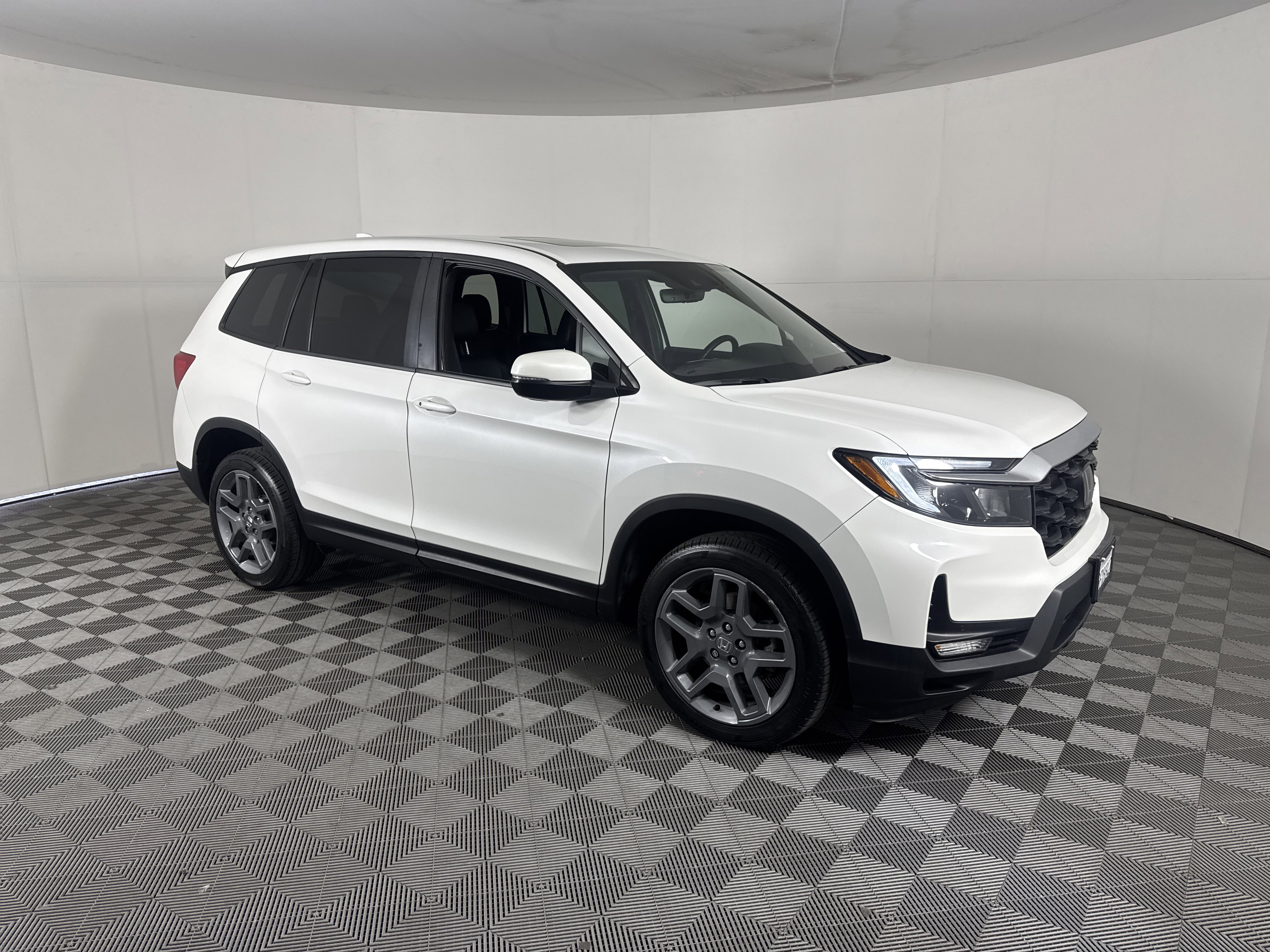 Used 2023 Honda Passport EX-L image 2