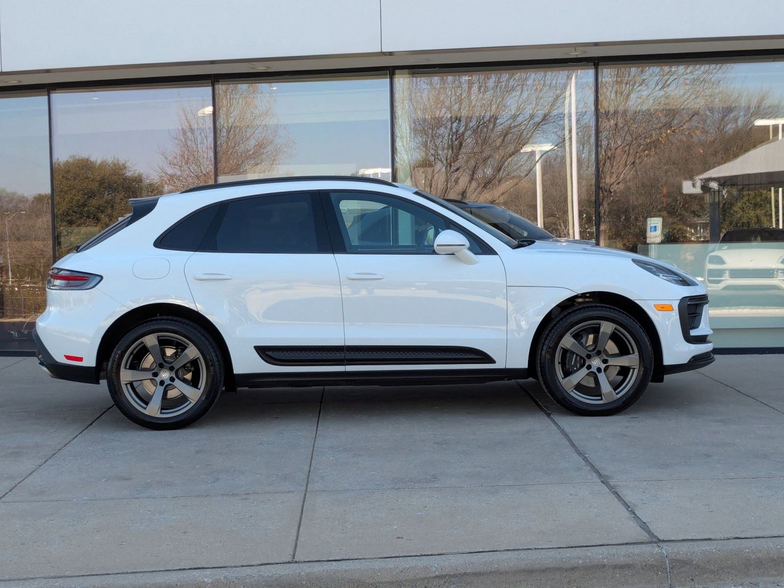 Certified 2025 Porsche Macan AWD/4WD image 8