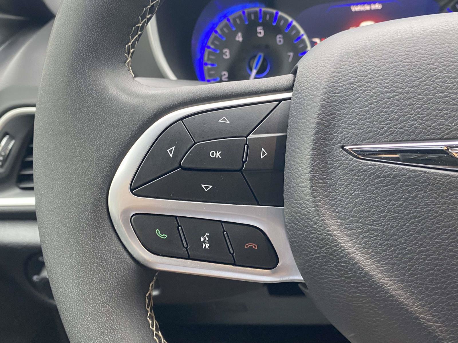 Used 2025 Chrysler Pacifica Select FWD image 19