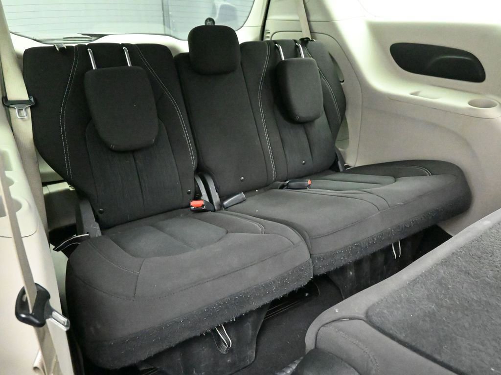 Used 2021 Chrysler Voyager L image 18
