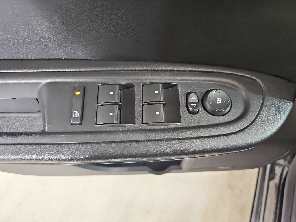 Used 2013 Chevrolet Traverse LT FWD image 34
