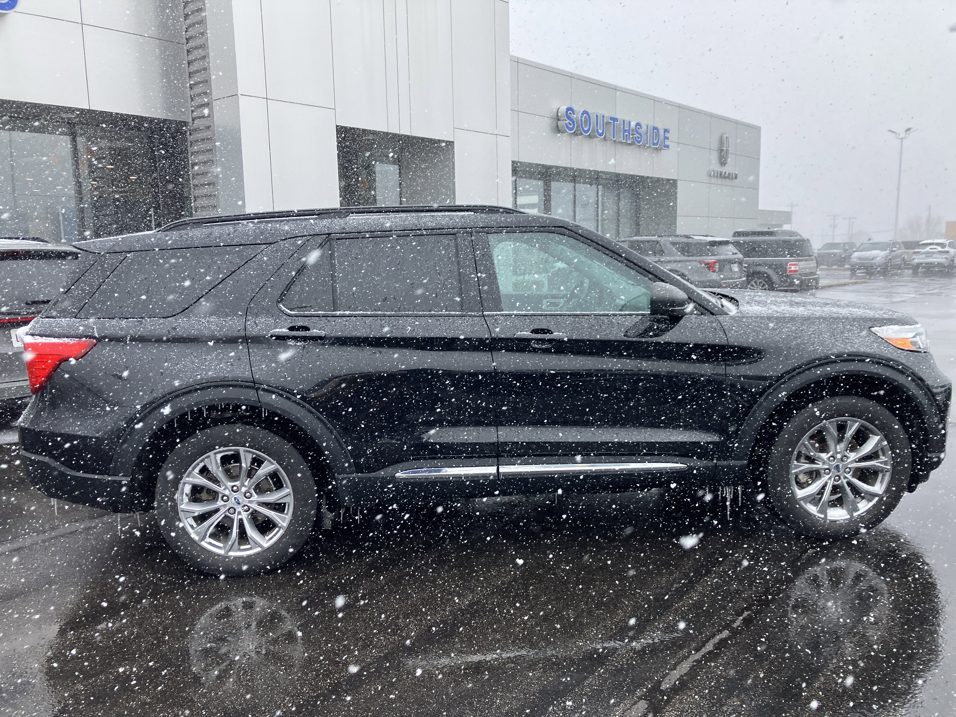 Certified 2022 Ford Explorer XLT w/ Equipment Group 202A image 8