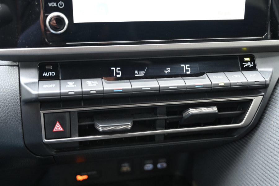 Used 2025 Toyota Camry SE image 25