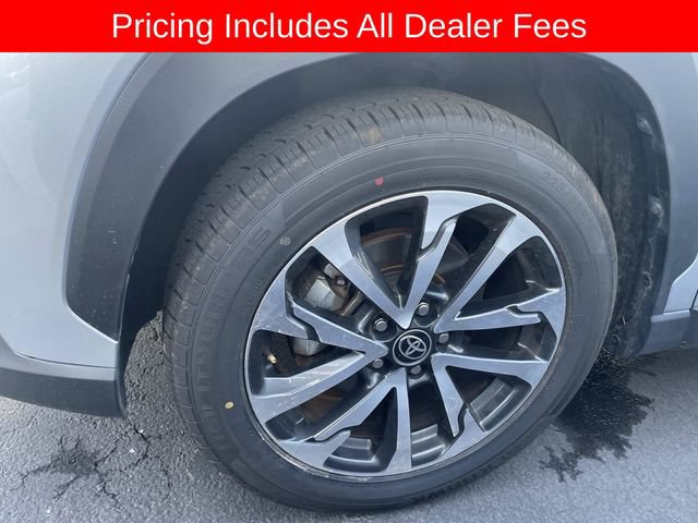 Used 2025 Toyota Corolla Cross XLE FWD image 2