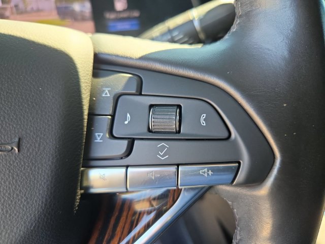 Certified 2022 Cadillac Escalade ESV Premium Luxury AWD/4WD image 13
