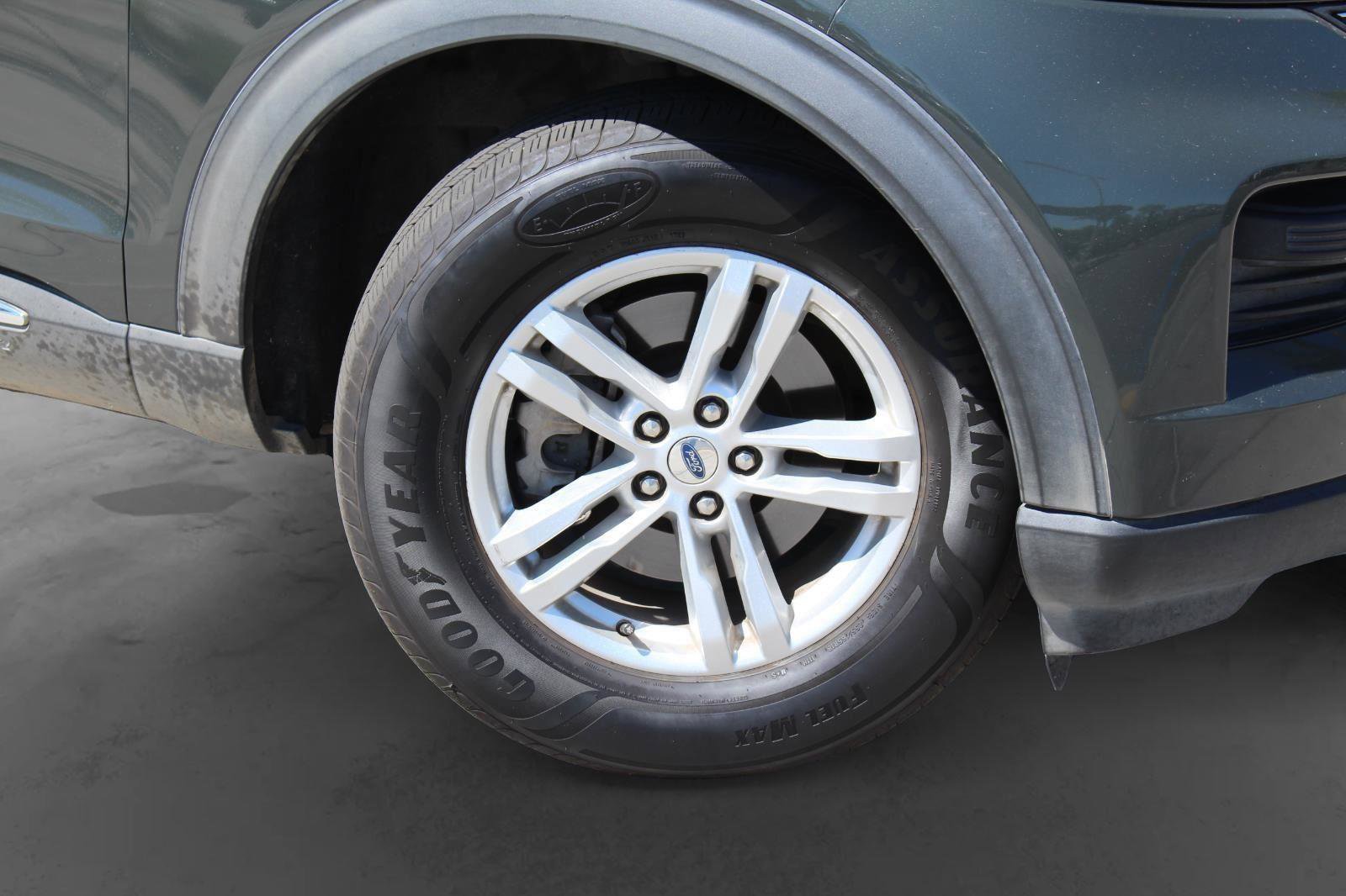 Used 2021 Ford Explorer XLT image 3