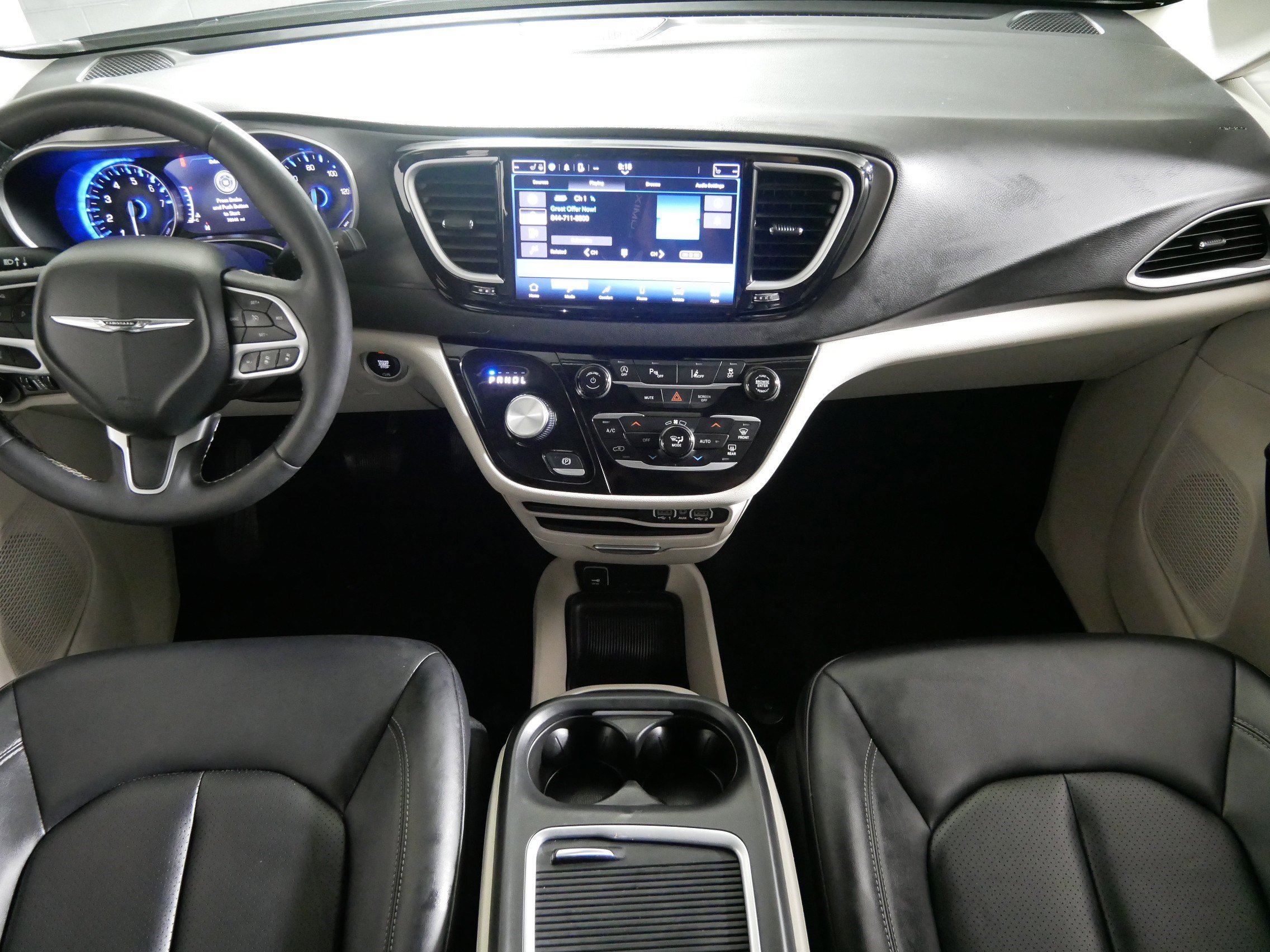 Used 2024 Chrysler Pacifica Touring-L image 10