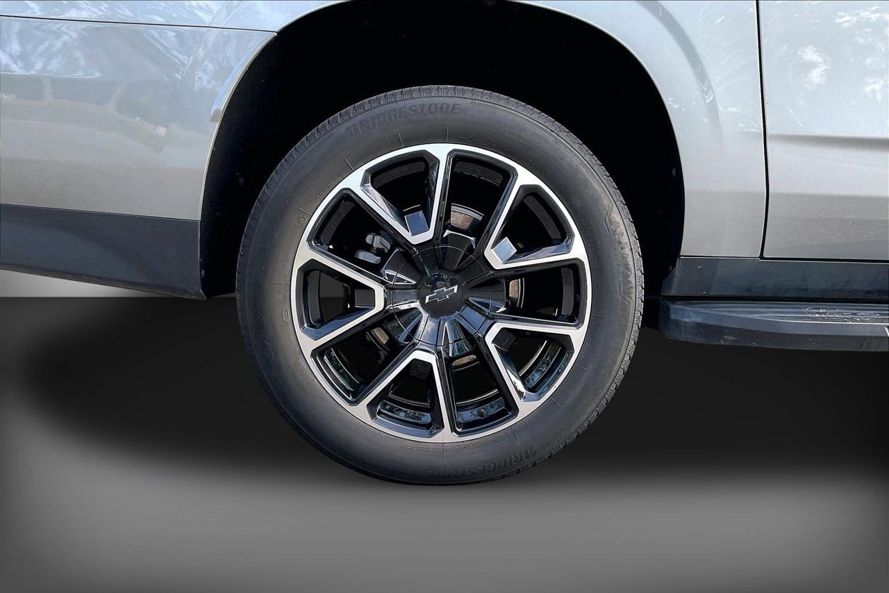 Used 2024 Chevrolet Suburban RST w/ Luxury Package AWD/4WD image 38