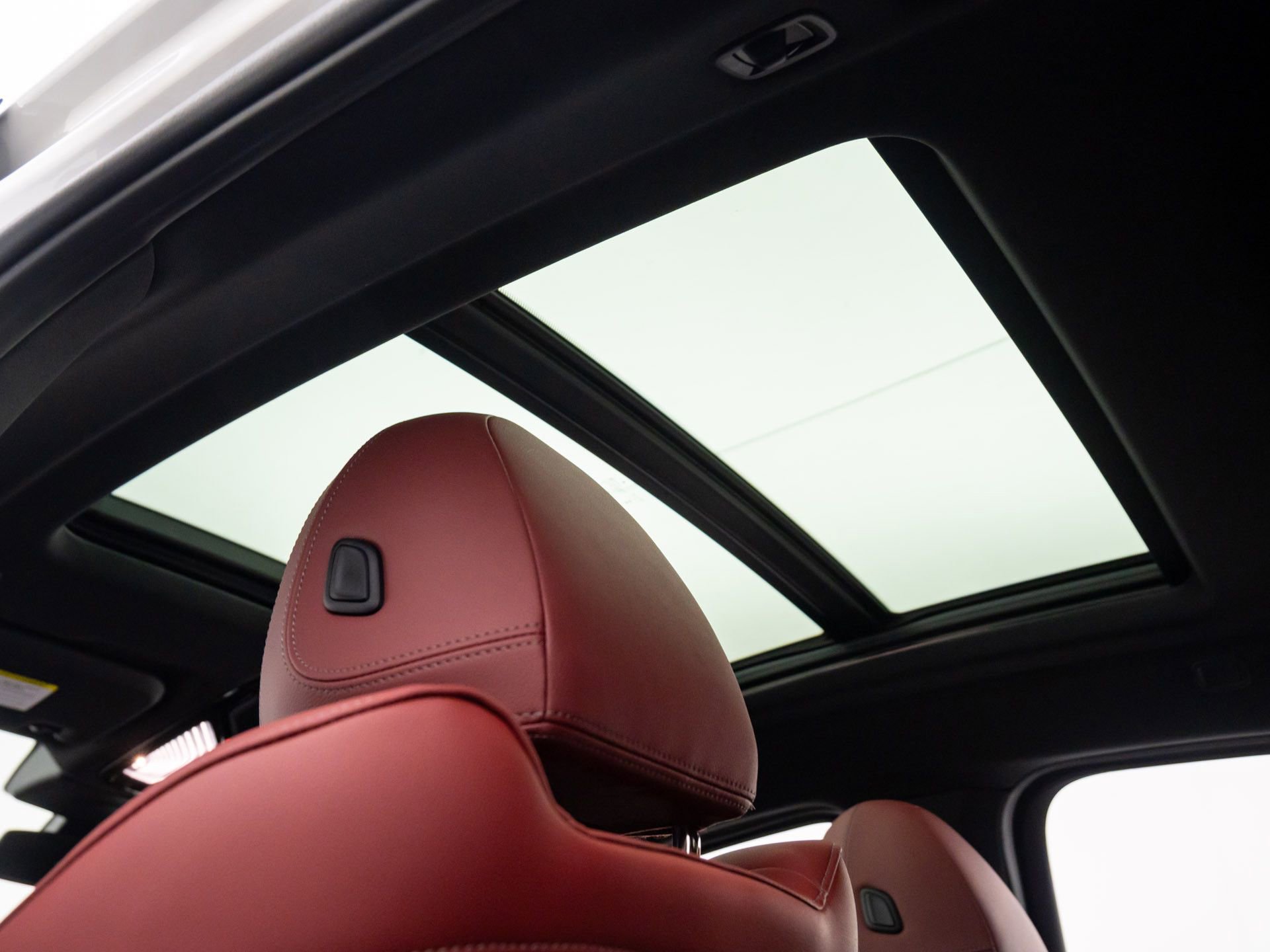 Certified 2025 BMW X4 xDrive30i w/ Premium Package image 19