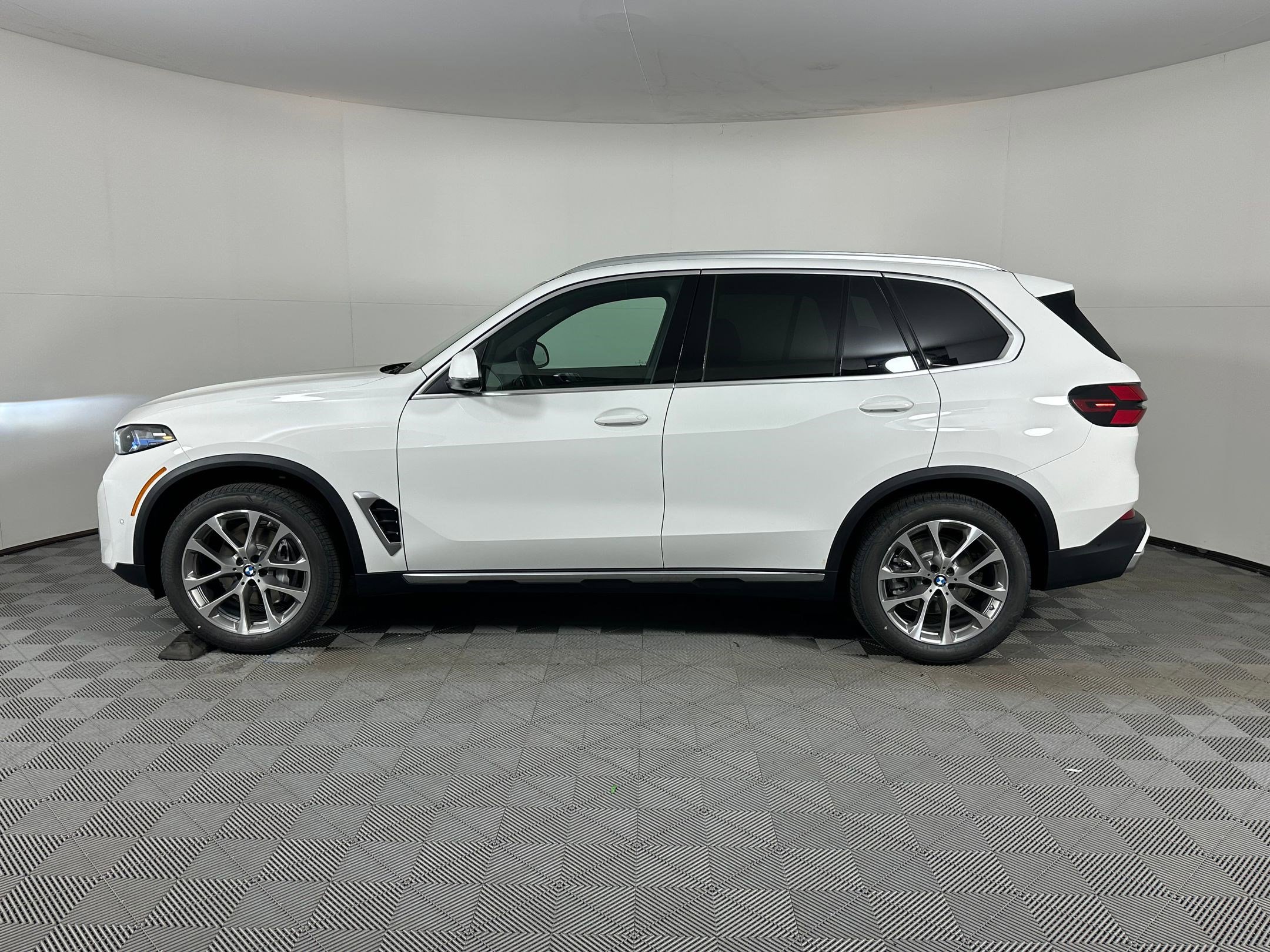 Used 2026 BMW X5 sDrive40i image 2