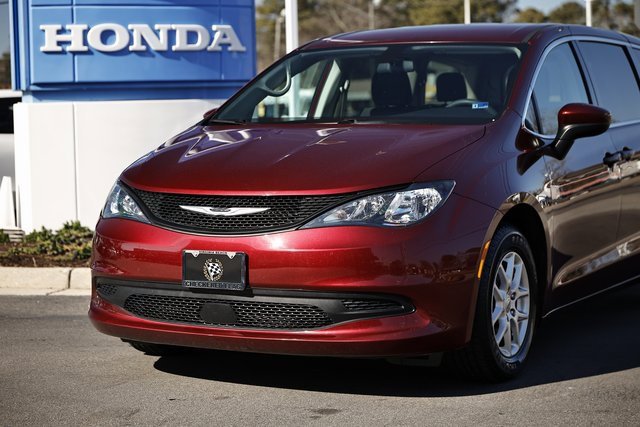 Used 2022 Chrysler Voyager LX image 2