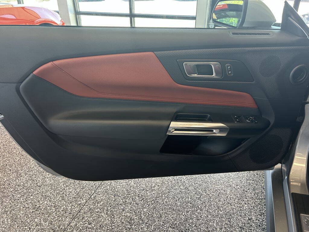 Used 2025 Ford Mustang GT Premium RWD image 9