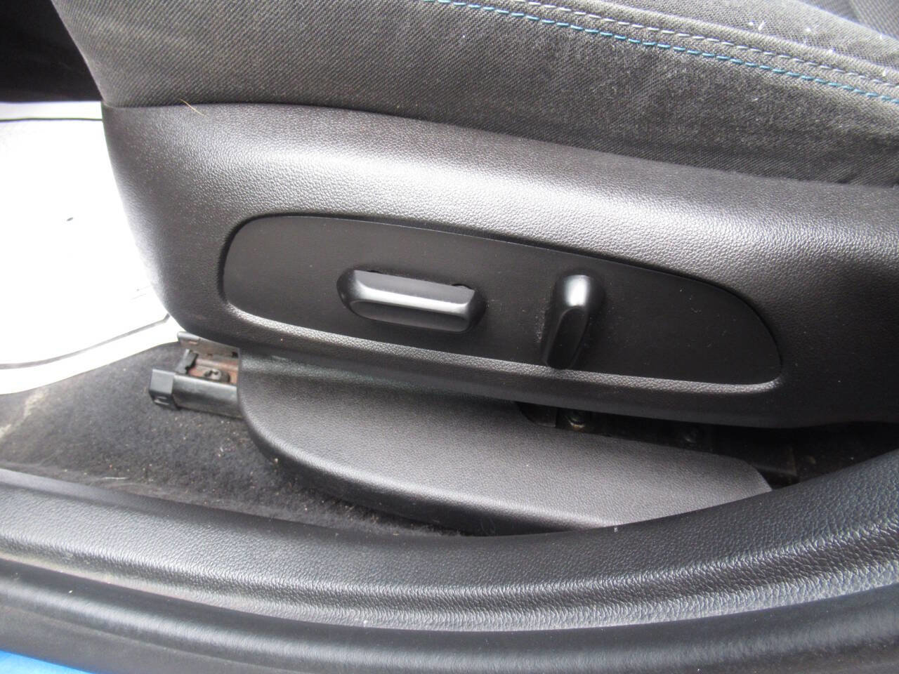 Used 2017 Chevrolet Cruze LT w/ Convenience Package image 23