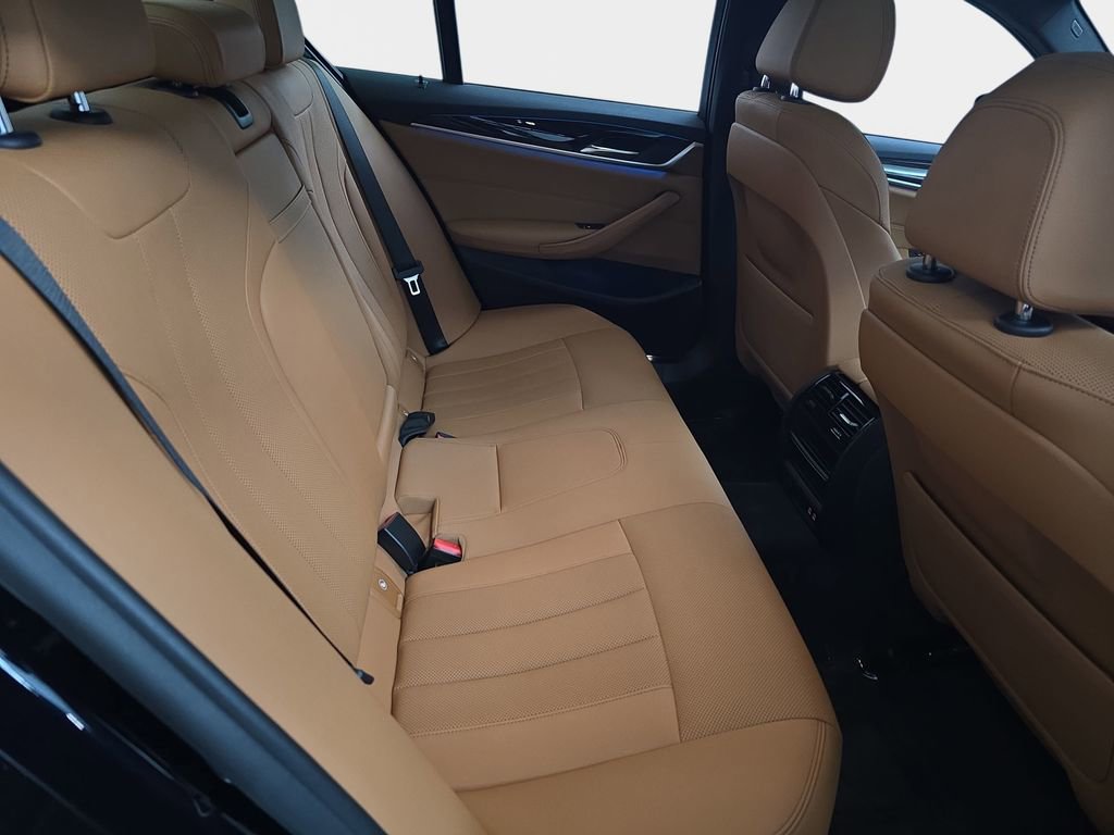 Used 2021 BMW 530e xDrive w/ M Sport Package AWD/4WD image 13