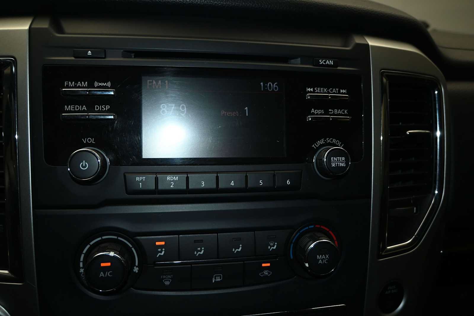 Used 2017 Nissan Titan SV AWD/4WD image 16