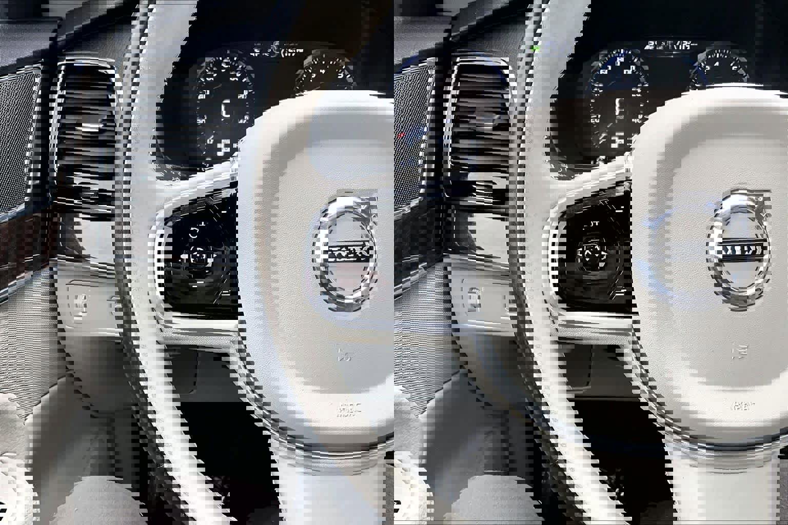 Used 2017 Volvo XC90 T6 Momentum w/ Vision Package image 23