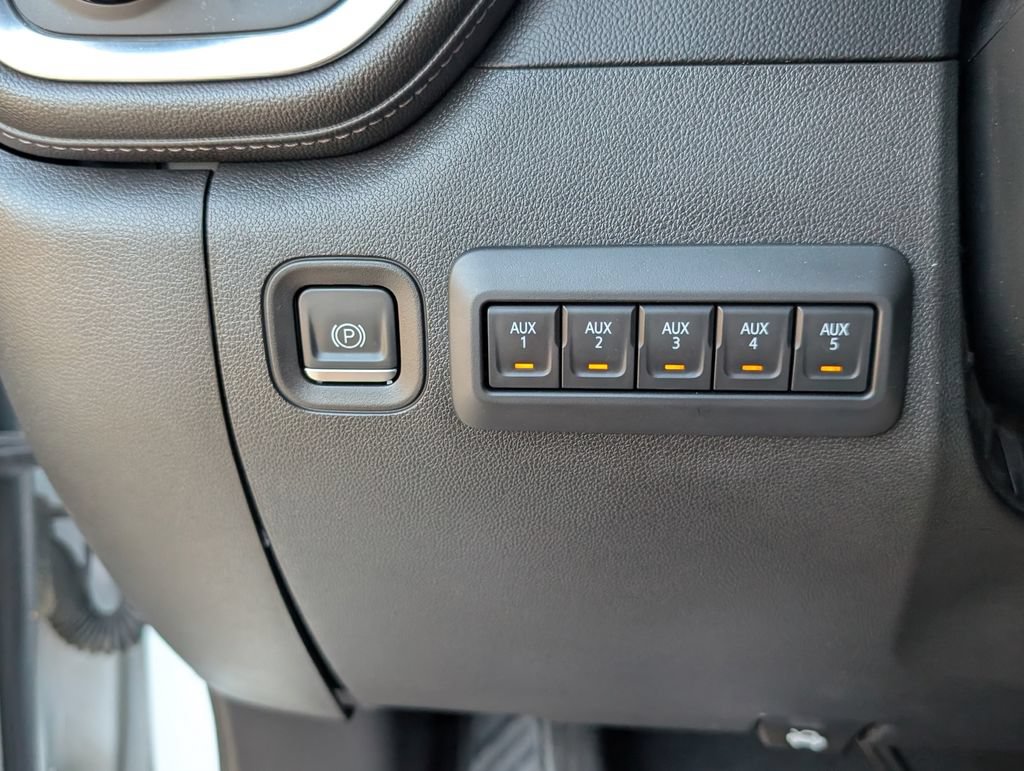 Used 2022 Chevrolet Silverado 2500 High Country w/ Technology Package AWD/4WD image 16