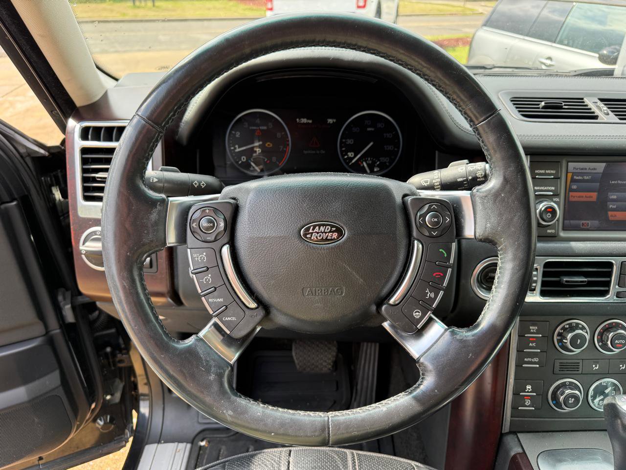 Used 2011 Land Rover Range Rover HSE image 14